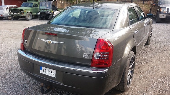 Chrysler 300C 3 of 7