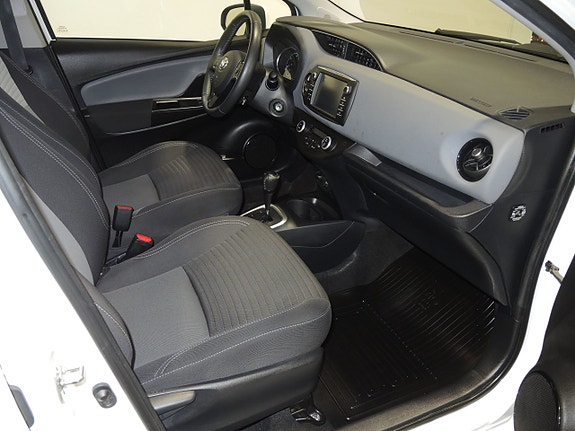 Toyota Yaris 11 of 15