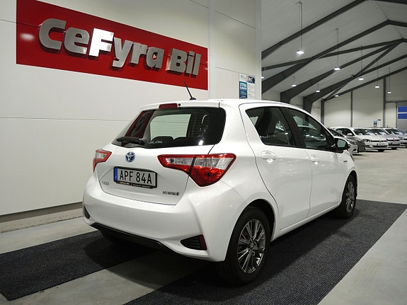 Toyota Yaris 8 of 15