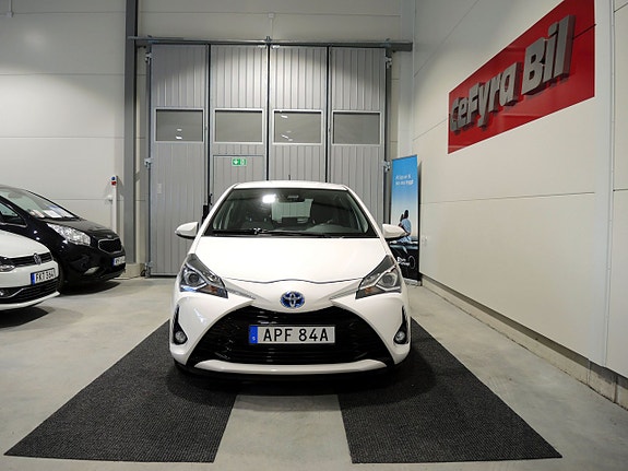 Toyota Yaris 2 of 15