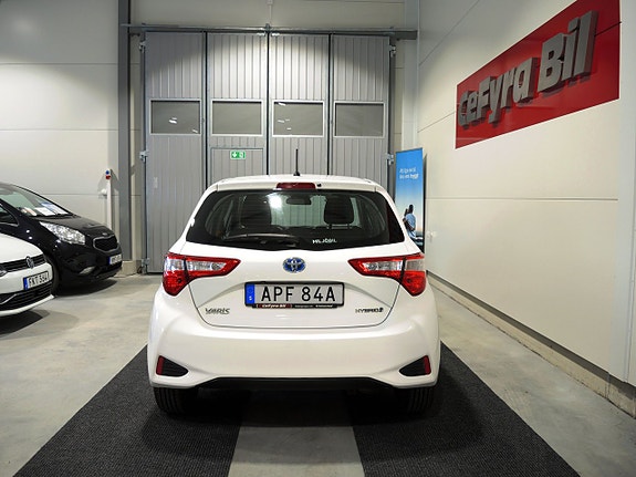 Toyota Yaris 7 of 15