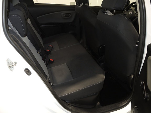 Toyota Yaris 13 of 15