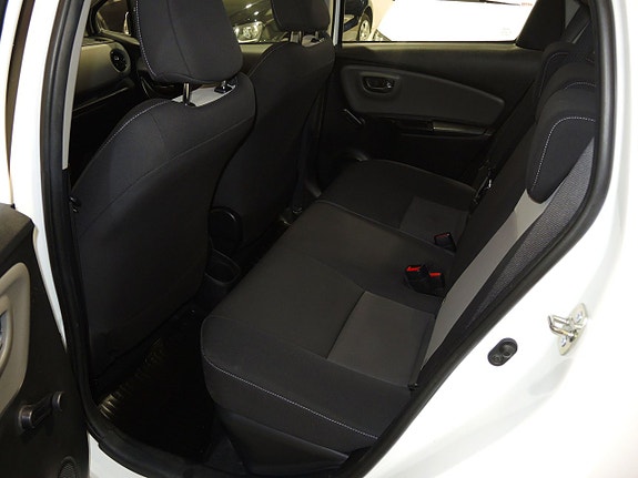 Toyota Yaris 12 of 15