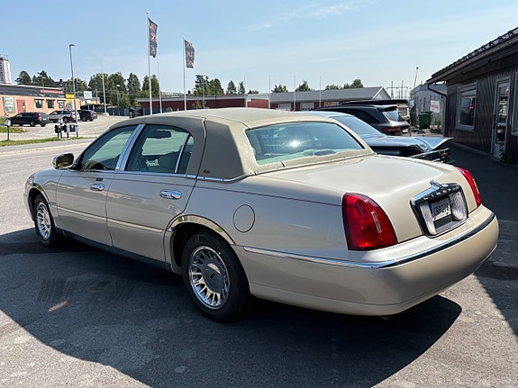 Lincoln Town Car 5 of 5