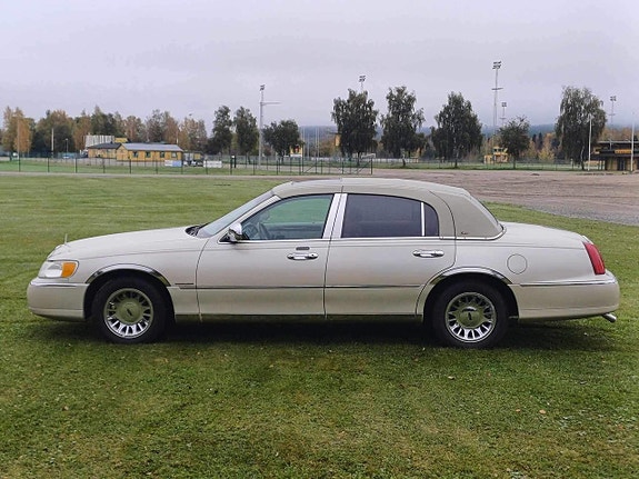 Lincoln Town Car 4 of 5