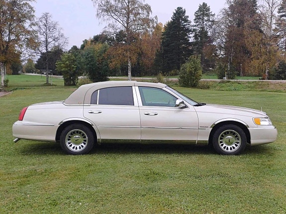 Lincoln Town Car 3 of 5