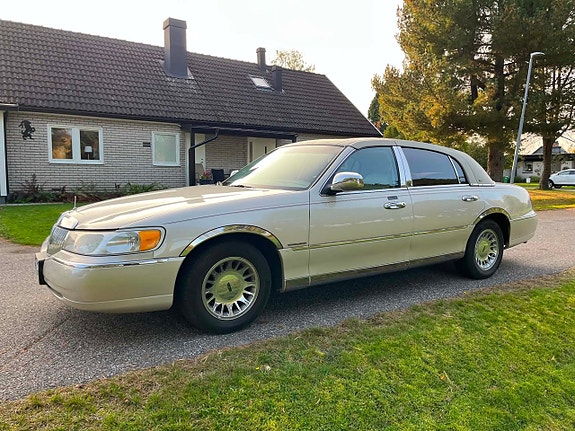 Lincoln Town Car 2 of 5