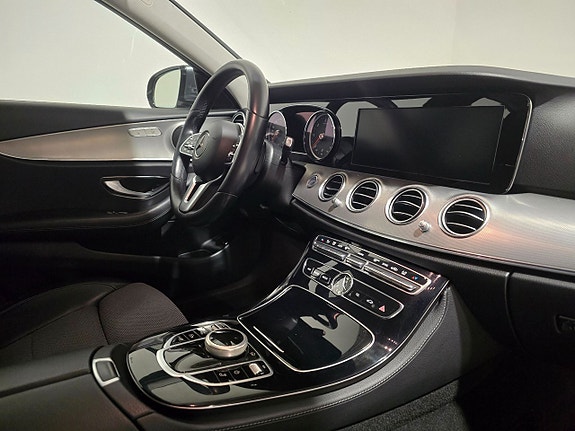 Mercedes-Benz E200 12 of 19