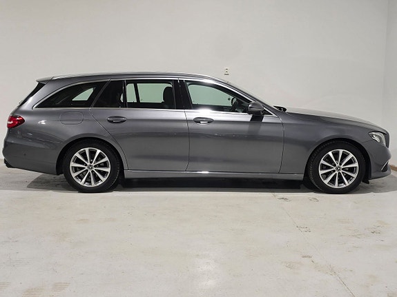 Mercedes-Benz E200 4 of 5