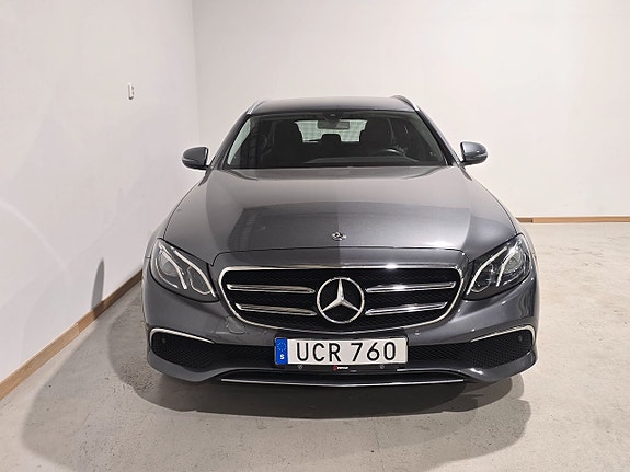 Mercedes-Benz E200 2 of 5