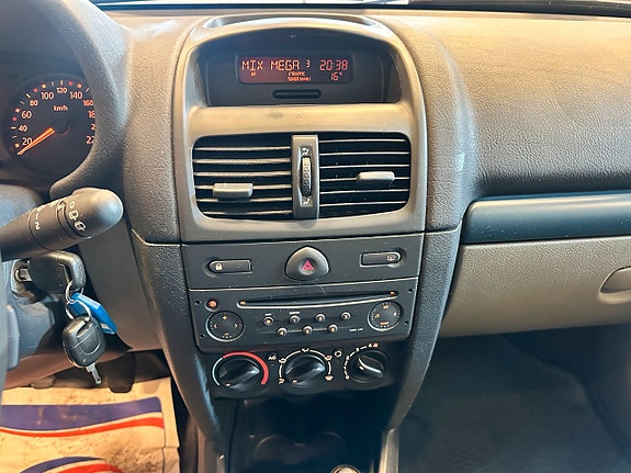 Renault Clio 9 of 15