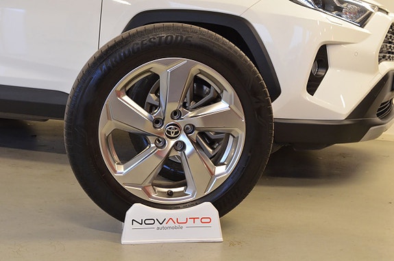 Toyota RAV4 4 of 22