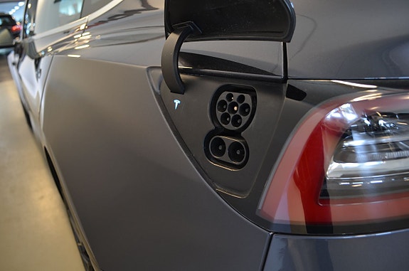 Tesla Model 3 7 of 17