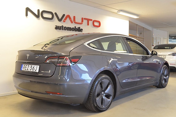 Tesla Model 3 17 of 17