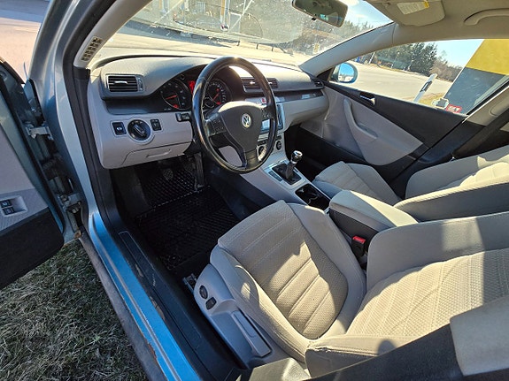 Volkswagen Passat 8 of 12