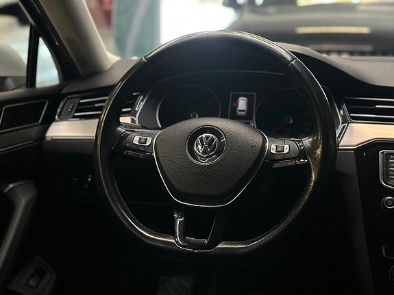 Volkswagen Passat 9 of 26