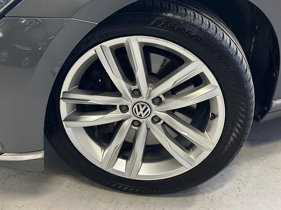 Volkswagen Passat 18 of 26