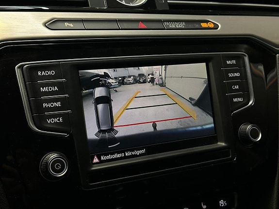Volkswagen Passat 19 of 26