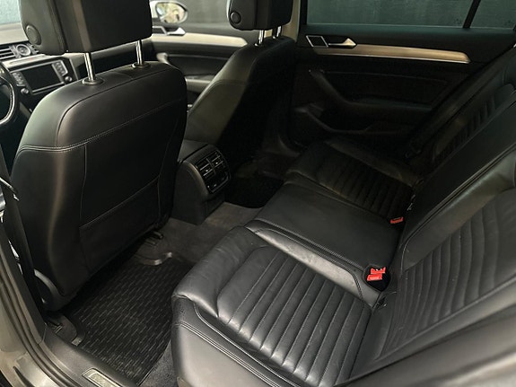 Volkswagen Passat 21 of 26