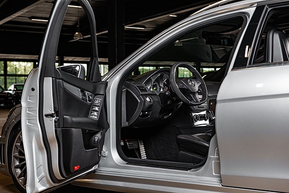 Mercedes-Benz C63 9 of 30