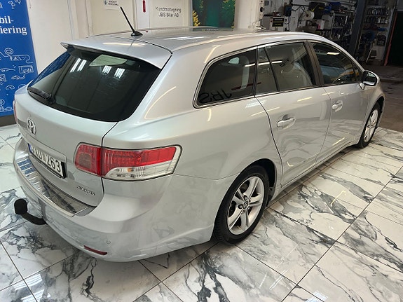 Toyota Avensis 5 of 5