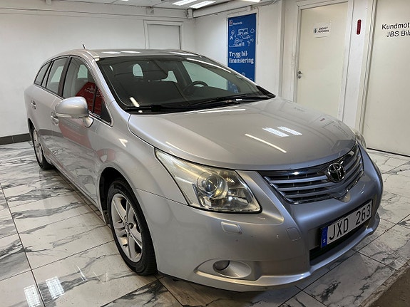 Toyota Avensis 2 of 5