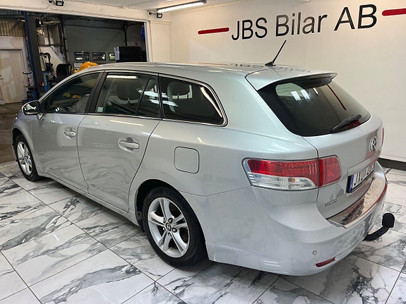 Toyota Avensis 4 of 5