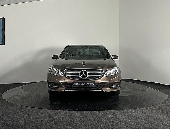 Mercedes-Benz E220 2 of 20