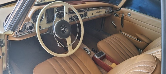 Mercedes-Benz 230 SL 2 of 5