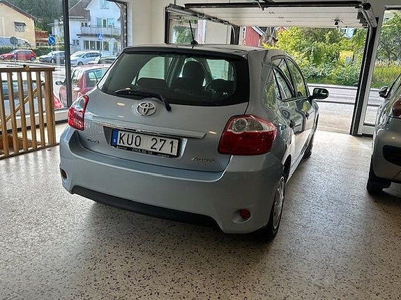 Toyota Auris 8 of 15