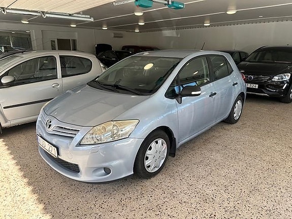 Toyota Auris 2 of 15