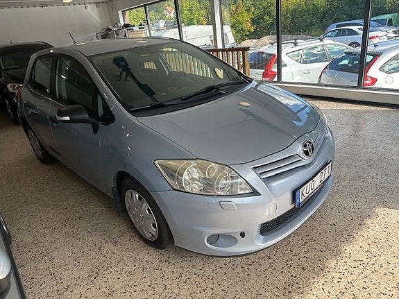 Toyota Auris 5 of 15