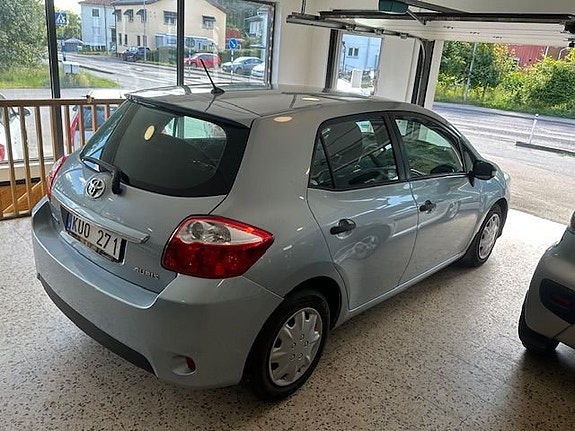 Toyota Auris 12 of 15
