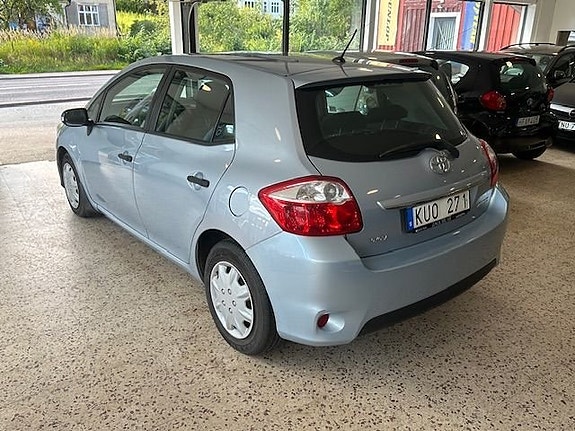 Toyota Auris 9 of 15