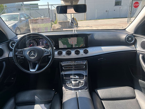 Mercedes-Benz E220 5 of 5