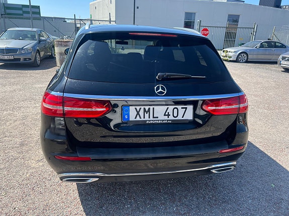 Mercedes-Benz E220 13 of 17