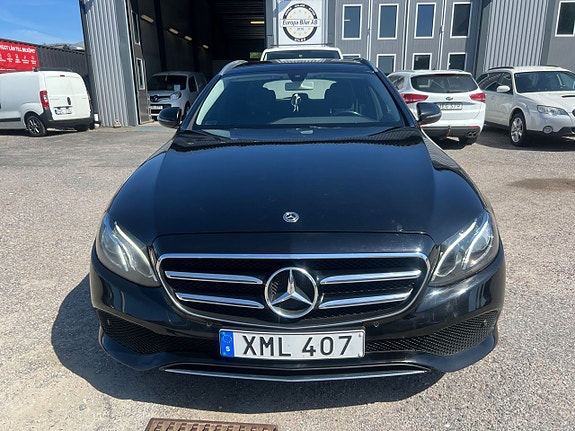 Mercedes-Benz E220 2 of 5