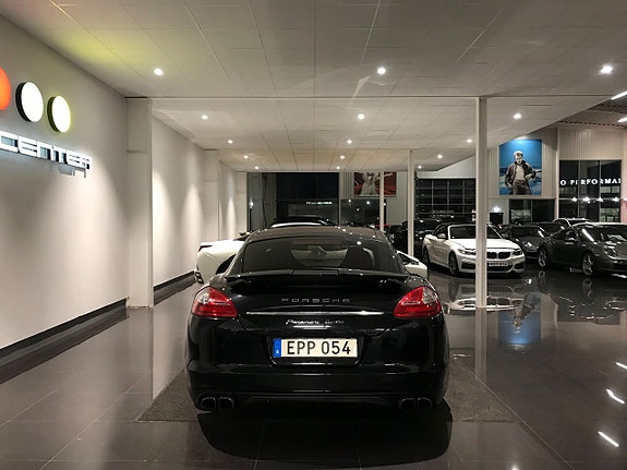 Porsche Panamera Turbo 3 of 5