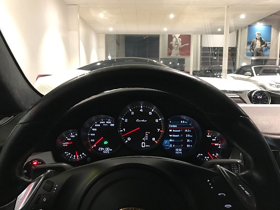 Porsche Panamera Turbo 7 of 14