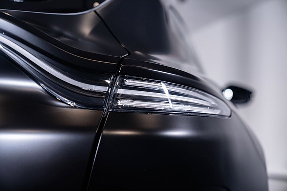 Aston Martin DBX 7 of 19