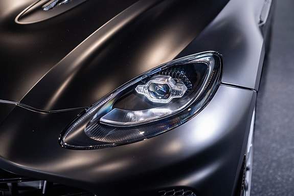 Aston Martin DBX 8 of 19