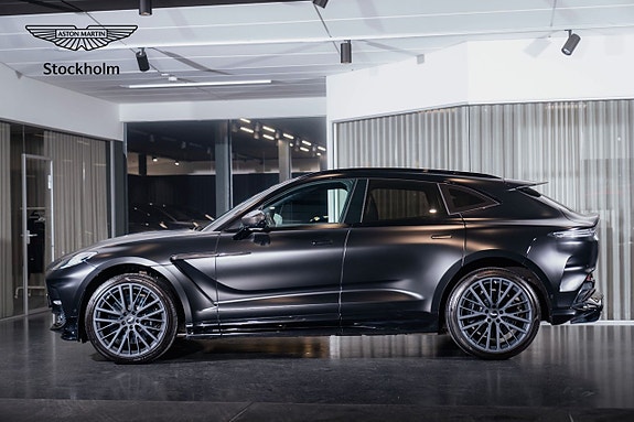 Aston Martin DBX 3 of 5