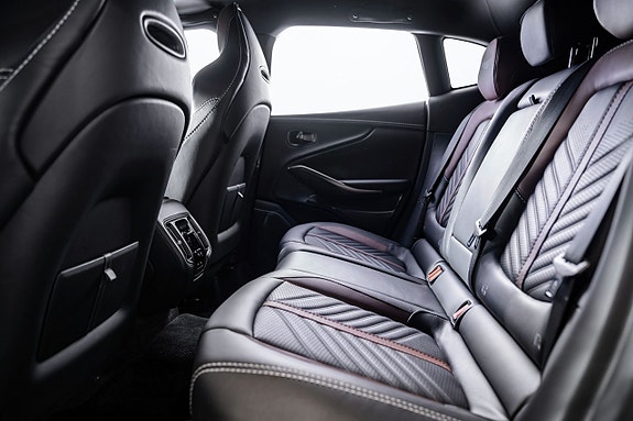 Aston Martin DBX 18 of 19