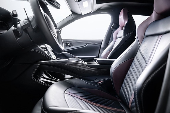 Aston Martin DBX 12 of 19