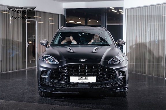 Aston Martin DBX 4 of 5