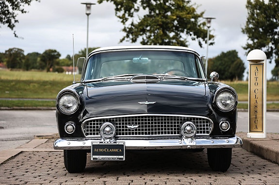 Ford Thunderbird 4 of 5