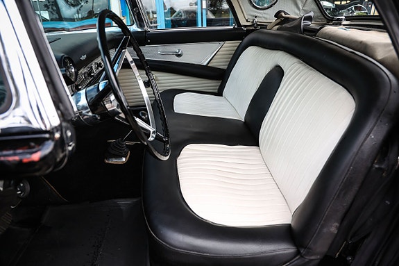 Ford Thunderbird 15 of 19