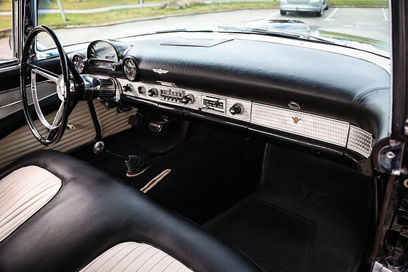 Ford Thunderbird 17 of 19