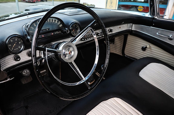 Ford Thunderbird 14 of 19