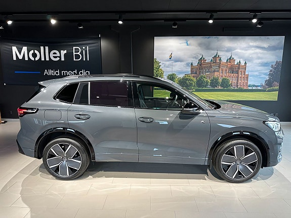 Volkswagen Tiguan 2 of 5